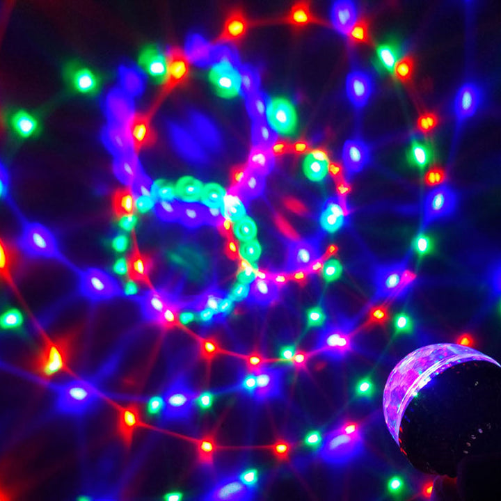 Färgglad roterande LED-bolllampa, skapar festligt ljusspel på väggar och tak, perfekt som dekorativ belysning.