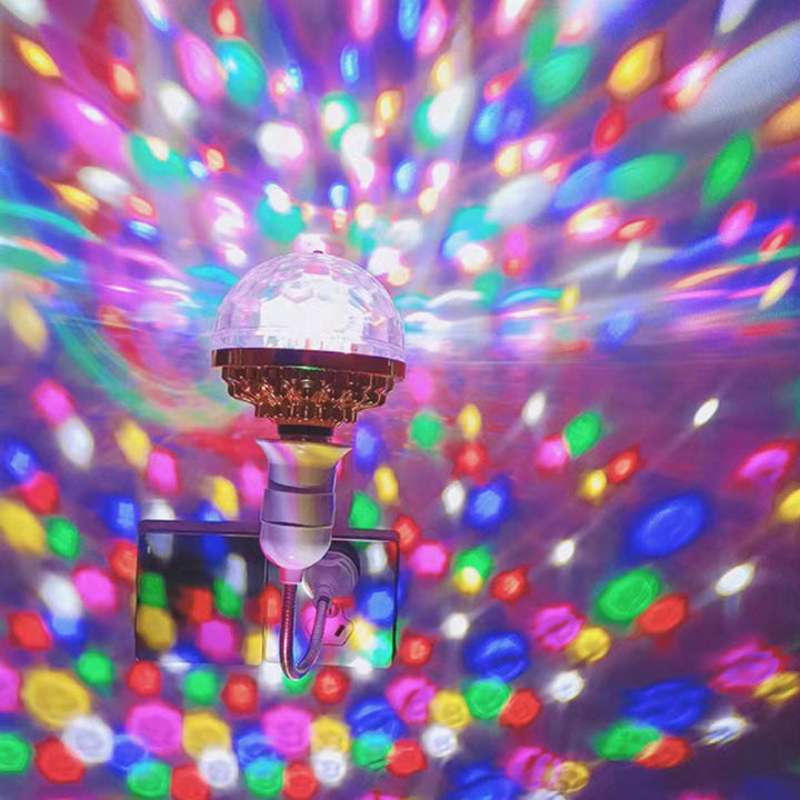 Färgglad roterande LED-bolllampa, skapar festligt ljusspel på väggar och tak, perfekt som dekorativ belysning.