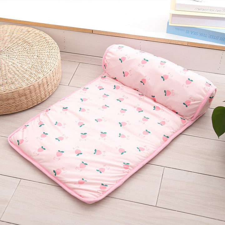 "Färgglad självkylande dyna för smådjur, 60x40 cm, med rosa körsbär och blå bananmönster för sval och bekväm vila."