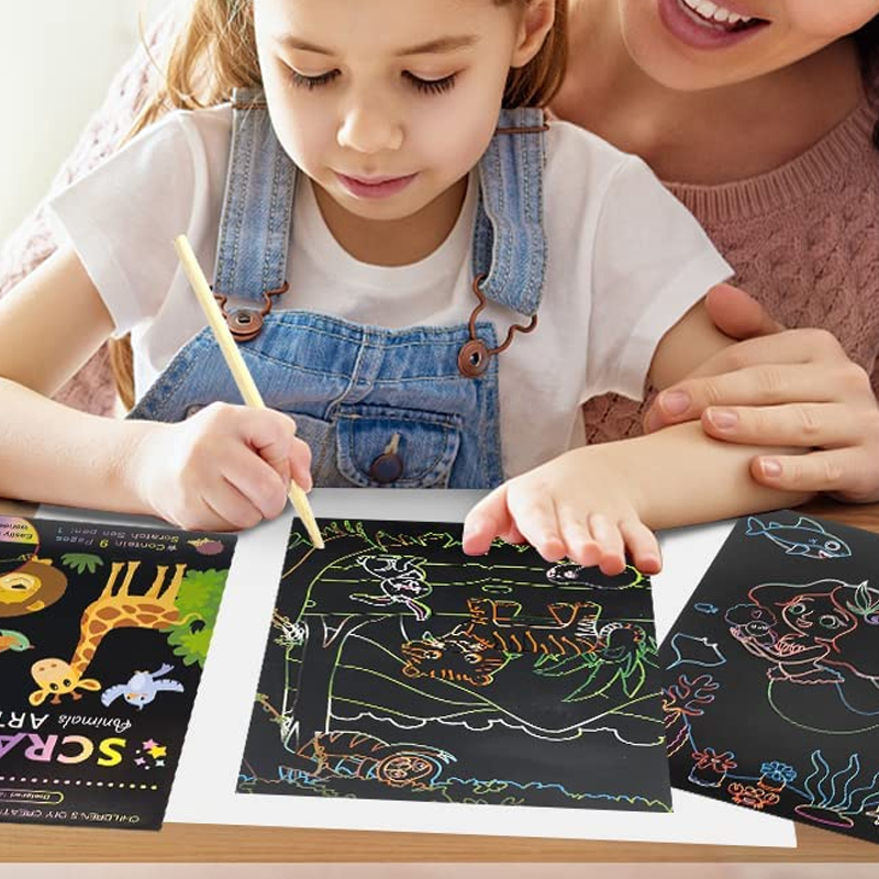 Färgglad skrapbok för barn med tema djur och pirater, perfekt för att stimulera kreativitet och fantasi.