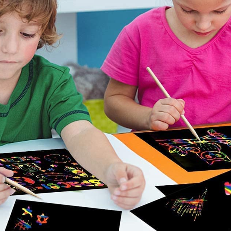 Färgglad skrapbok för barn med tema djur och pirater, perfekt för att stimulera kreativitet och fantasi.