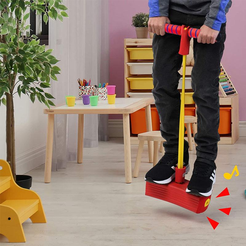 Färgglad skum Pogo Hopper för barn med ljus och ljud, bekväma handtag och mjuk bas för säker inomhuslek.