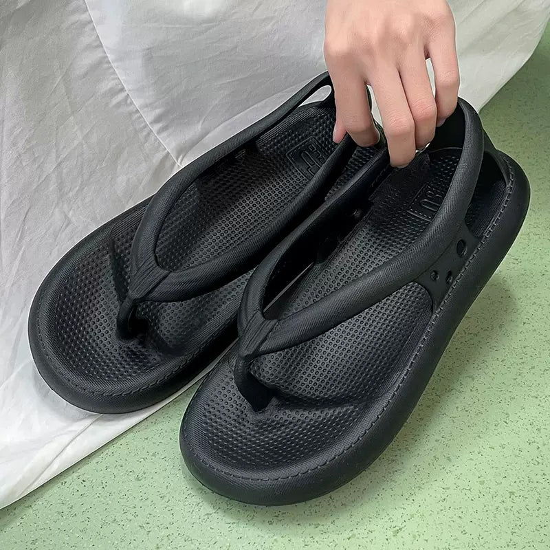 Halkfria svarta damsandaler med flexibel sula, perfekta för stranden.