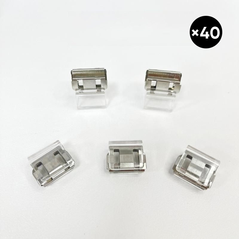 Färgglada metallpappersklämmor i grönt, gult, lila, rosa, transparent och blått, perfekt för kontor och skola.