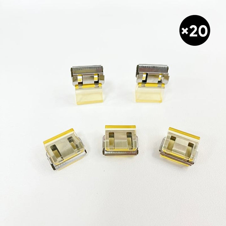 Färgglada metallpappersklämmor i grönt, gult, lila, rosa, transparent och blått, perfekt för kontor och skola.