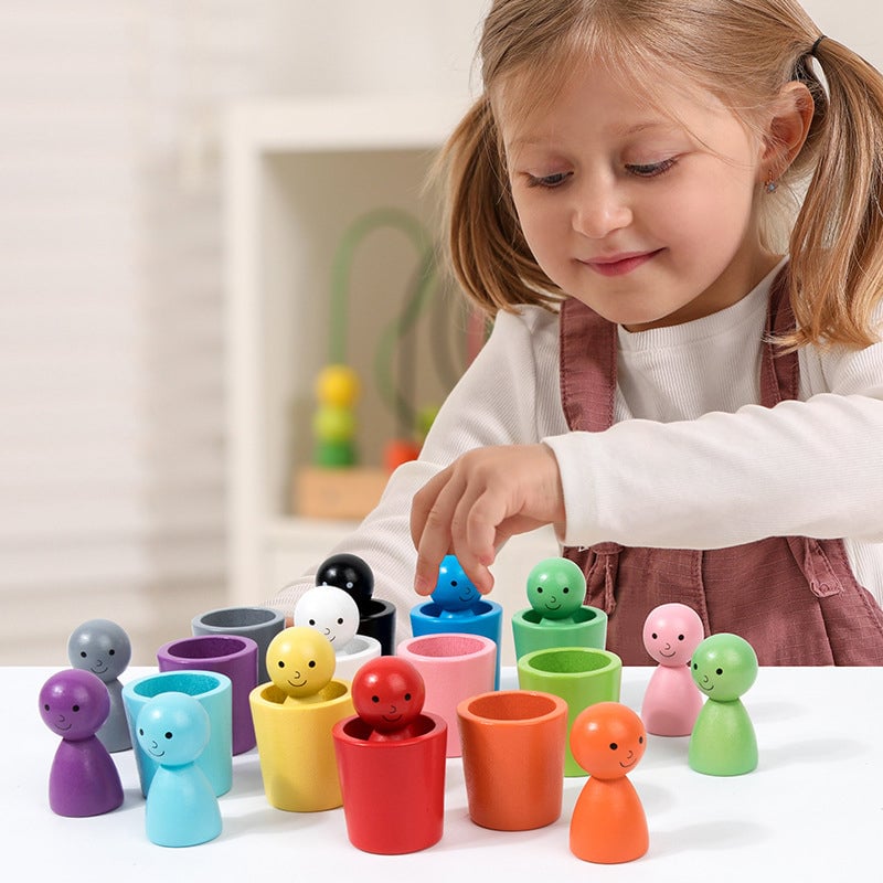 "Färgglada Montessori sorteringskoppar för barn, stödjer färgigenkänning och finmotorik, tillverkade i säkert trä."