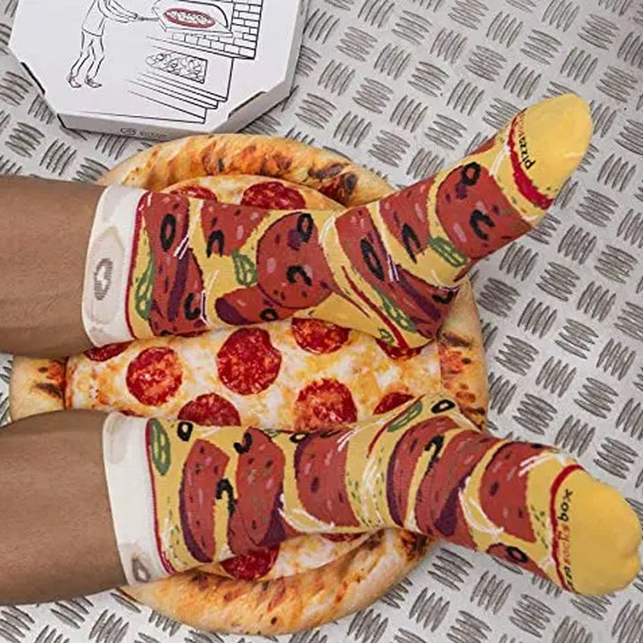 Personliga kreativa pizza-strumpor för vuxna, 4-pack, i en kreativ pizzakartong. Perfekt som accessoar för en lekfull stil och personligt uttryck.