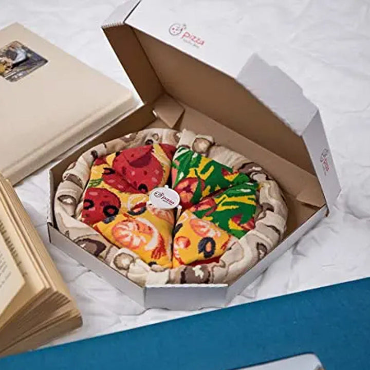 Personliga kreativa pizza-strumpor för vuxna, 4-pack, i en kreativ pizzakartong. Perfekt som accessoar för en lekfull stil och personligt uttryck.