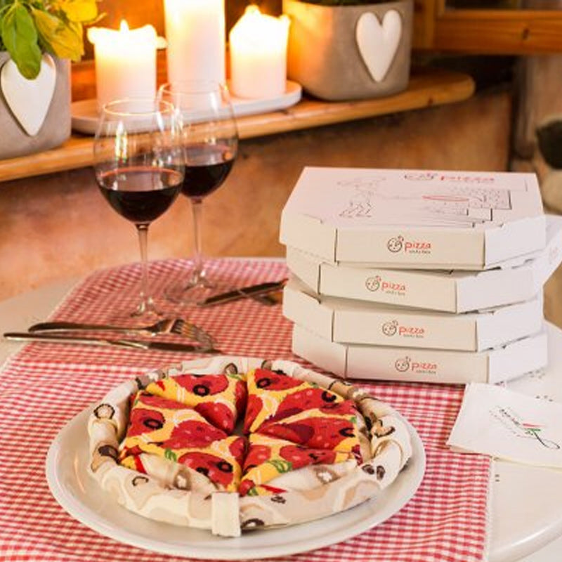 Personliga kreativa pizza-strumpor för vuxna, 4-pack, i en kreativ pizzakartong. Perfekt som accessoar för en lekfull stil och personligt uttryck.