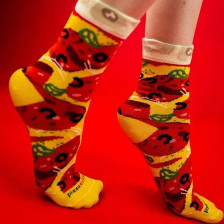 Personliga kreativa pizza-strumpor för vuxna, 4-pack, i en kreativ pizzakartong. Perfekt som accessoar för en lekfull stil och personligt uttryck.