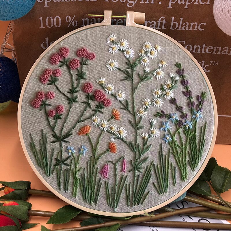 Färgglatt broderikit för nybörjare med blomstertema, komplett med träram och verktyg för enkel start.