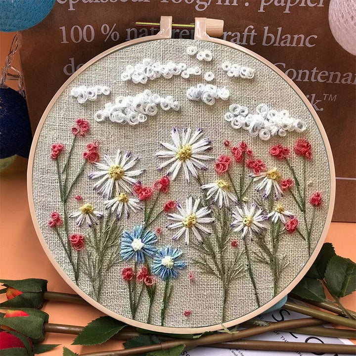 Färgglatt broderikit för nybörjare med blomstertema, komplett med träram och verktyg för enkel start.