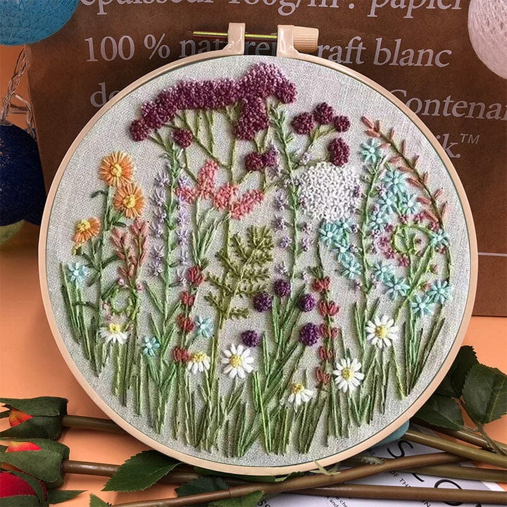 Färgglatt broderikit för nybörjare med blomstertema, komplett med träram och verktyg för enkel start.
