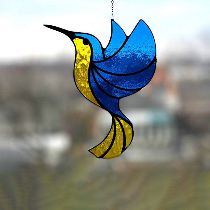"Färgglatt kolibri fönsterhängsmycke i akryl, mångfärgat design, ger elegant touch till rummet. Perfekt för fågelälskare."