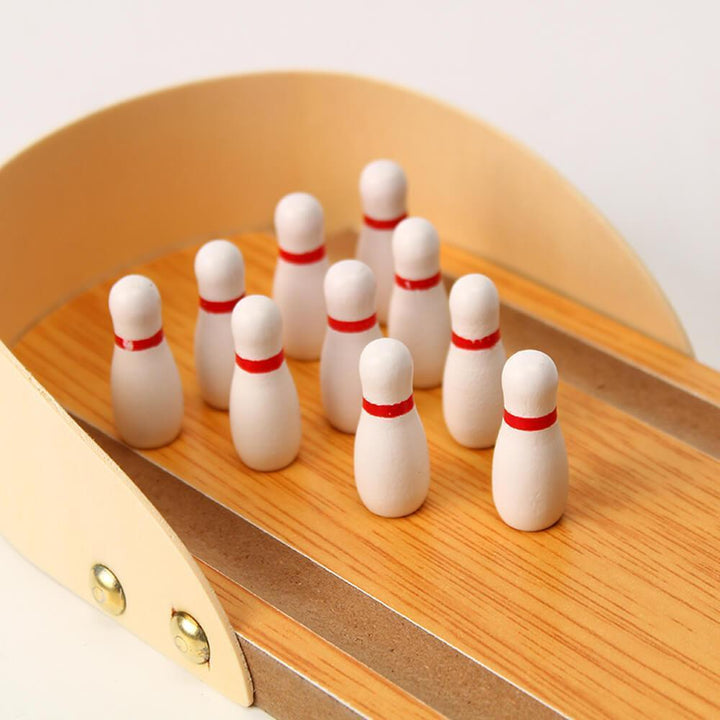 "Färgglatt mini bowling träspel för barn, med käglor och kula, perfekt för lek och träning av motorik."