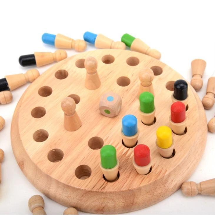 Färgglatt minnessticks schackspel i trä för barn, utvecklande och pedagogiskt brädspel för kreativitet och inlärning.