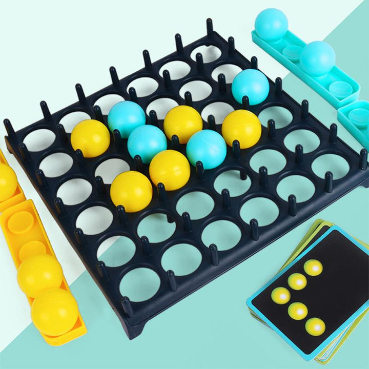 Färgglatt studsbollspel för barn i plast med spelbräda, bollhållare och bollar, för familjens underhållande tävlingar.