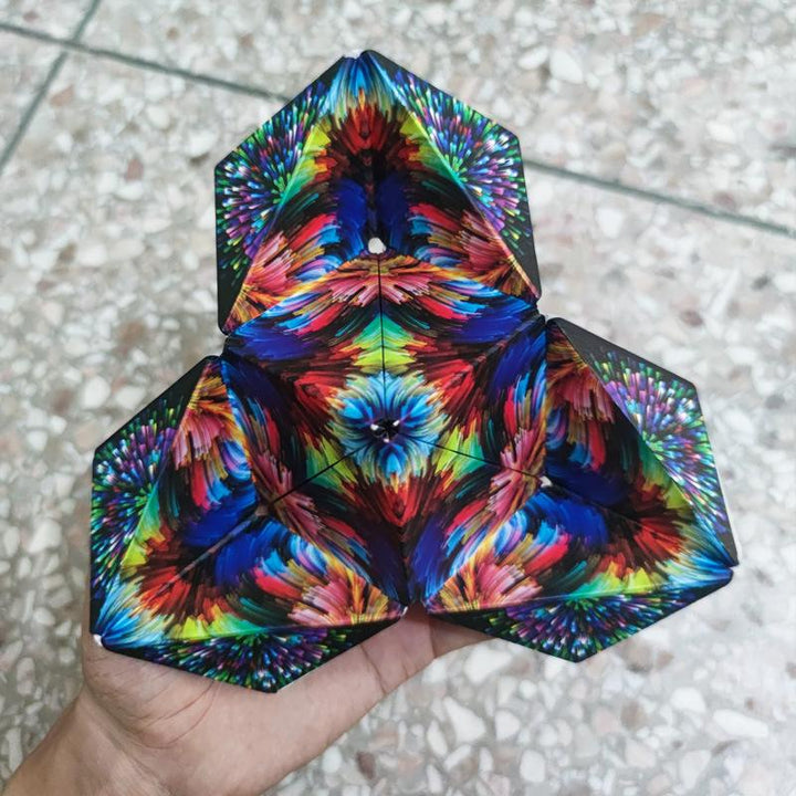 "Färggrann magnetisk kubleksak för barn, formad som en geometrisk mönstertransformation, perfekt för kreativ lek."