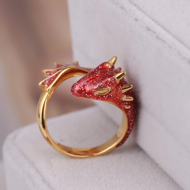 Justerbar drakring för kvinnor med färgstarka stenar i rött, grönt, blått och rosa för en elegant look.