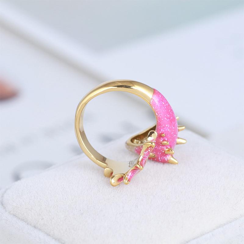 Justerbar drakring för kvinnor med färgstarka stenar i rött, grönt, blått och rosa för en elegant look.