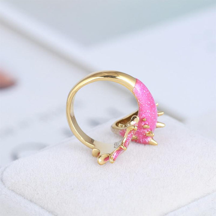 Justerbar drakring för kvinnor med färgstarka stenar i rött, grönt, blått och rosa för en elegant look.