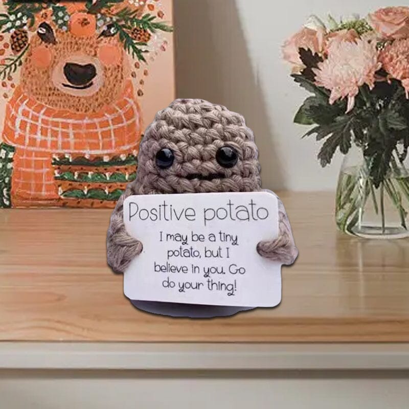 Färgglad stickad positiv potatisdocka med uttrycksfulla detaljer, en rolig julklapp.