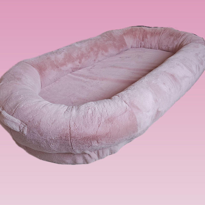 Person som vilar bekvämt i en stor och fluffig lounger för vuxna