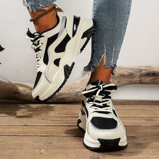 Svart och vit dam chunky plattform sneaker på fot med jeans