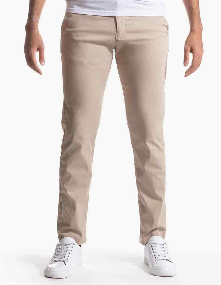 Modell som bär bekväma kläder för herrar