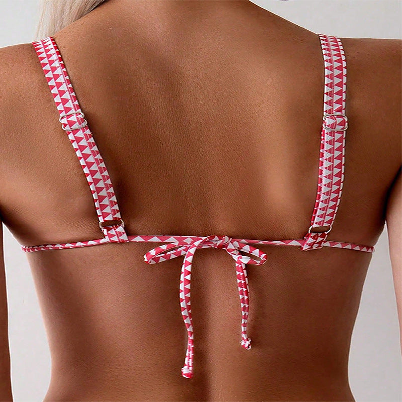 Damer triangelbikini med blommönster på modell. Visar justerbara band, trendiga sommarbadkläder för stranden.