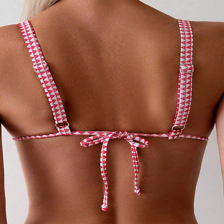 Damer triangelbikini med blommönster på modell. Visar justerbara band, trendiga sommarbadkläder för stranden.