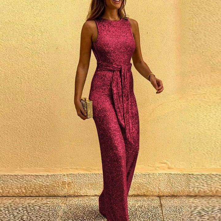 Dam i glittrande röd jumpsuit för festliga tillfällen