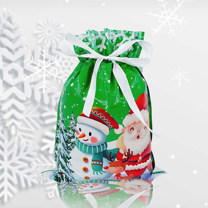 "Festlig julpresentpåse med dragsko, röd och grön mönster, säker förslutning, perfekt för gåvor och dekoration."