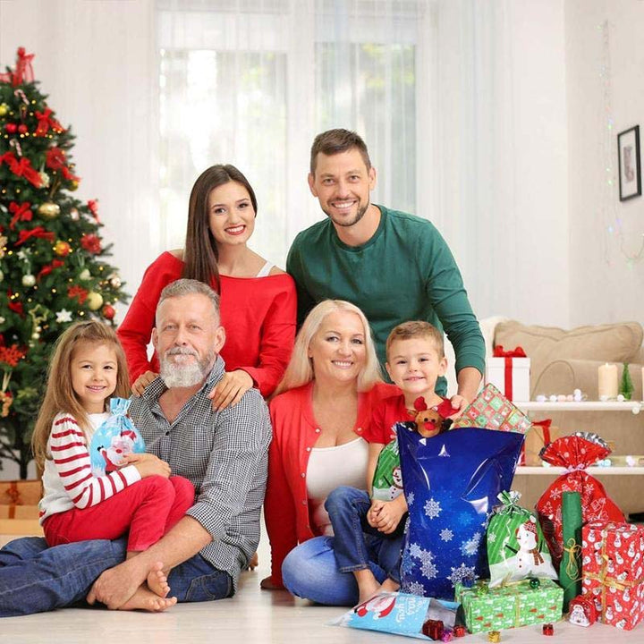 "Festlig julpresentpåse med dragsko, röd och grön mönster, säker förslutning, perfekt för gåvor och dekoration."
