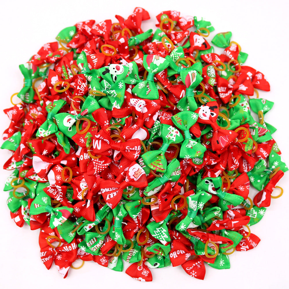 Festlig julrosett för hundhår med rött sammet och guldglitter. Perfekt hunddekoration till jul.