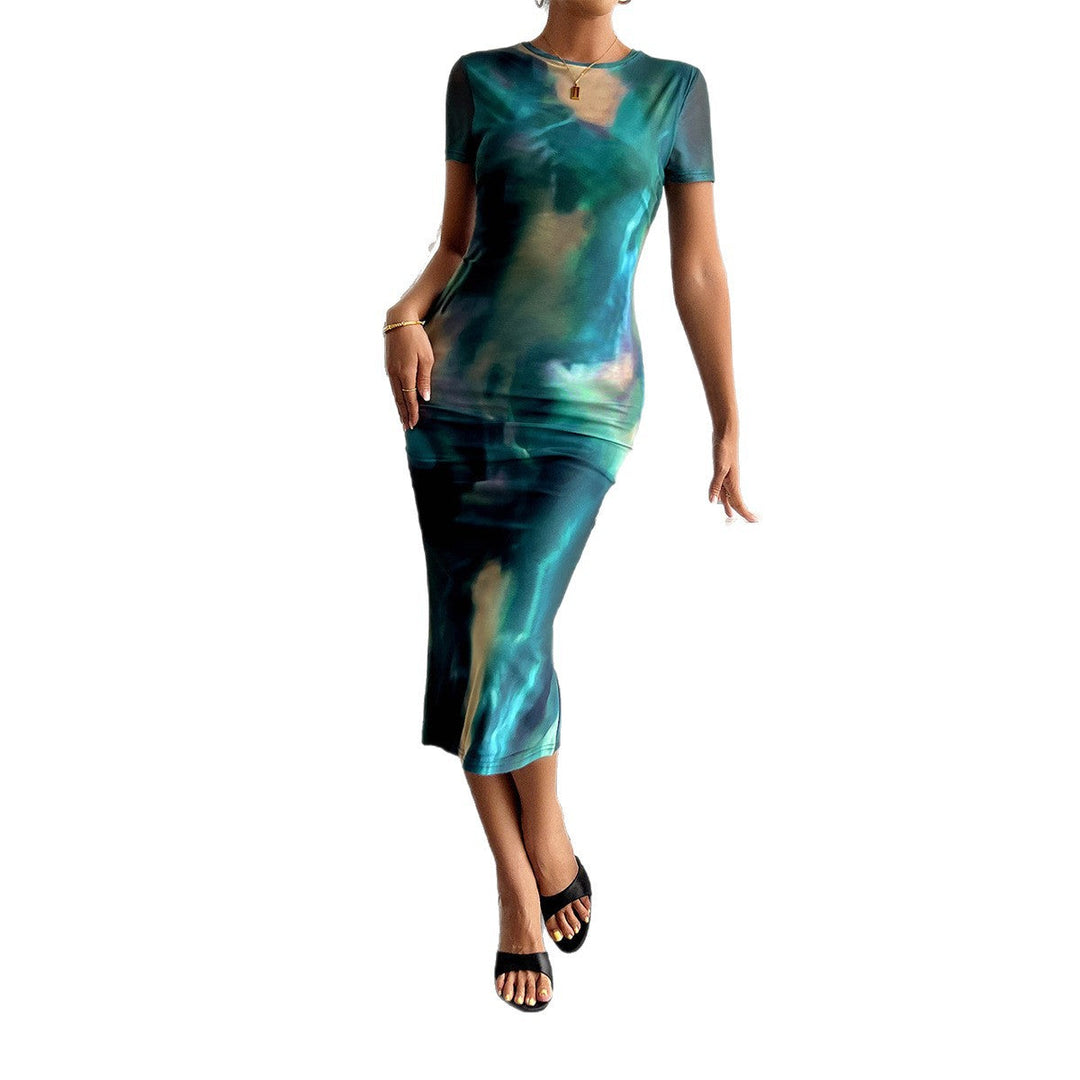 Stilren blå tie-dye damklänning med bodycon-passform. Mönstrad och bekväm för både vardag och speciella tillfällen.