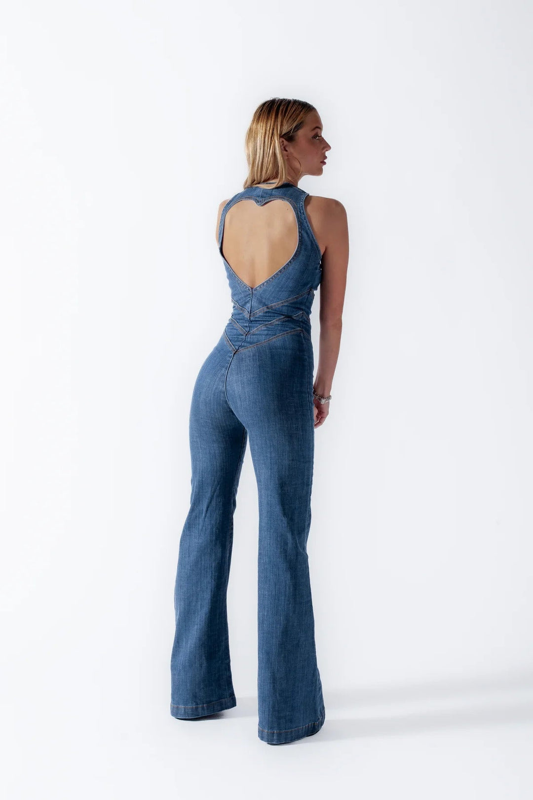 Elegant åtsittande jumpsuit för dam med ärmlös design & retro chic, idealisk för kvällsoutfit.