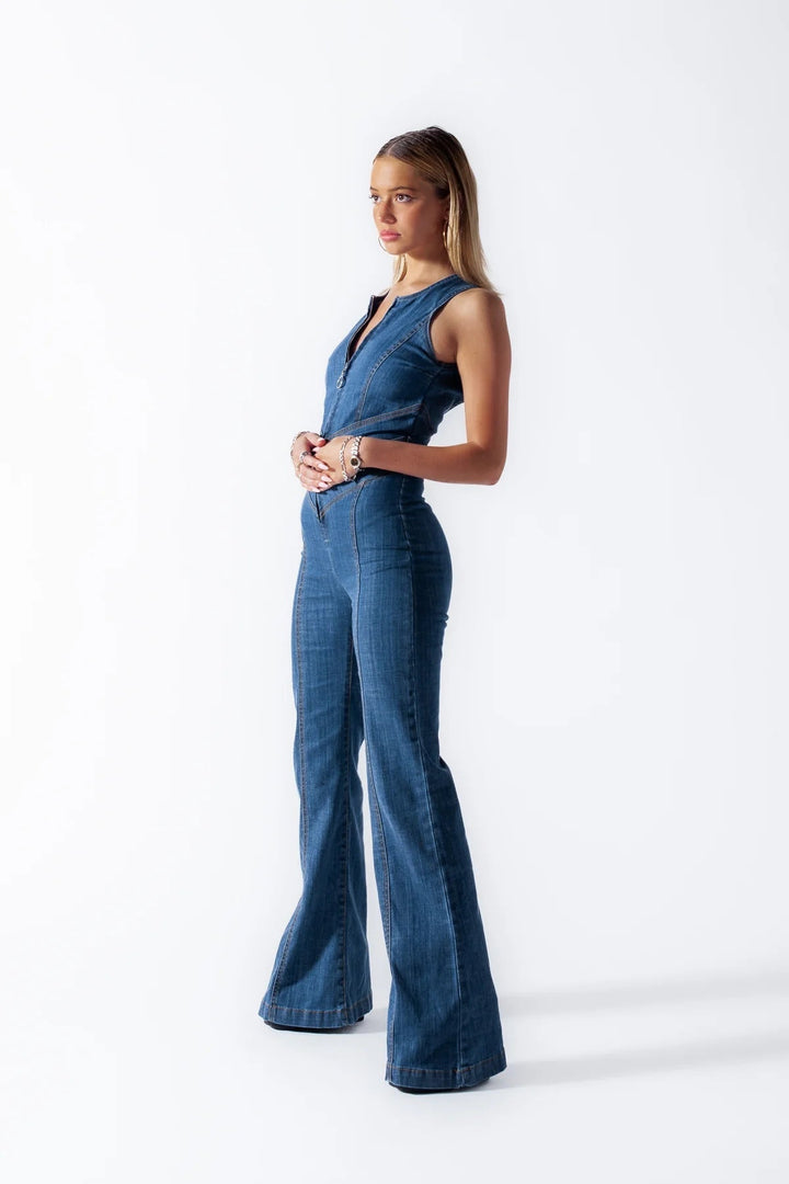 Moderiktig damjumpsuit, åtsittande med utsvängda ben & ärmlös. Klassisk retrostil för våren.