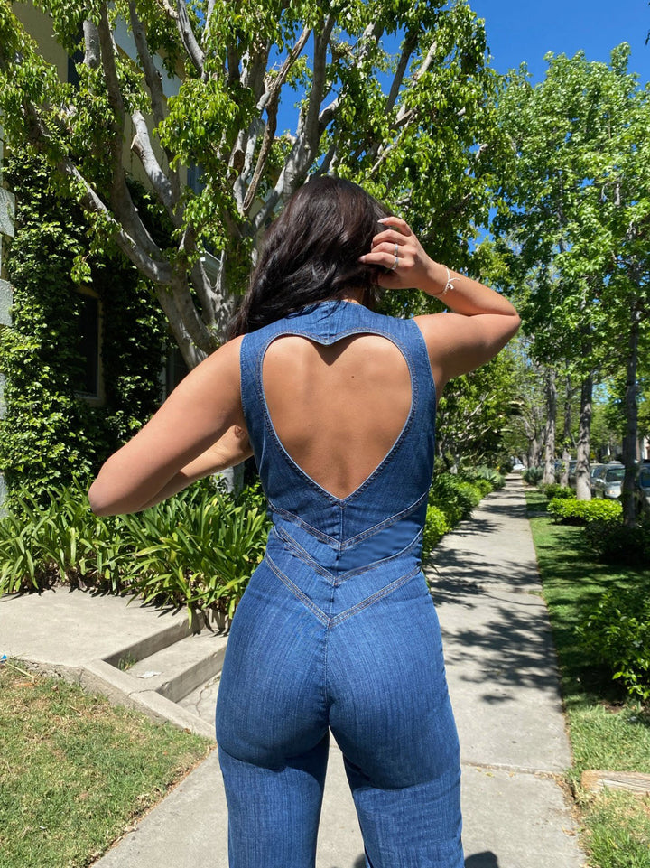 Chic ärmlös damjumpsuit, perfekt för vår- & sommarkläder. Figurnära passform med retro modekänsla.