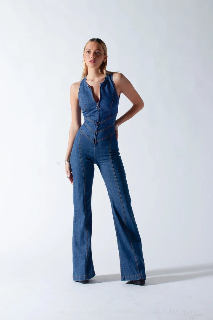Feminina åtsittande damjumpsuit med ärmlös design & eleganta utsvängda ben. Retro sommarlook.