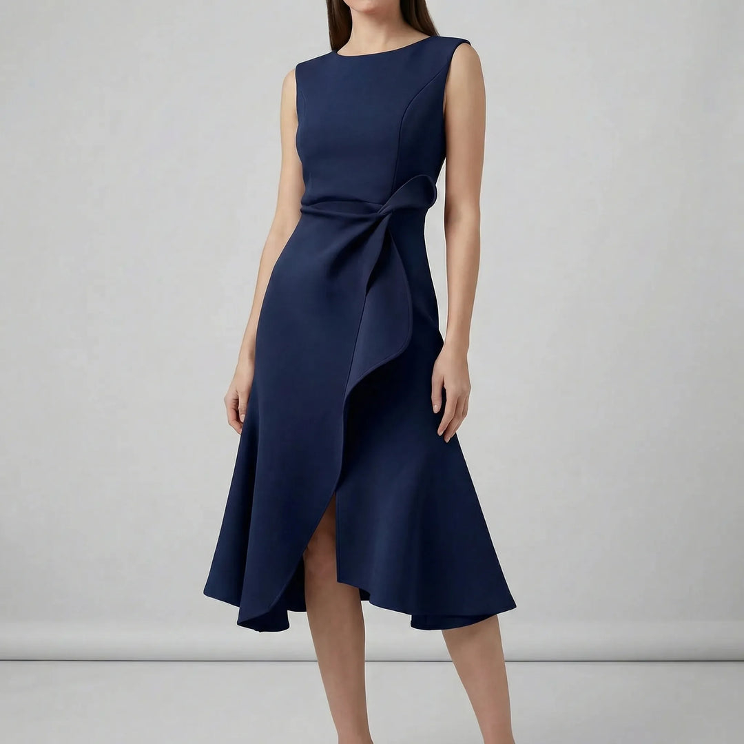 Rosa figursydd aftonklänning Zoe, med veckdetaljer för bröllopsgäst eller cocktailparty. En elegant damklänning.
