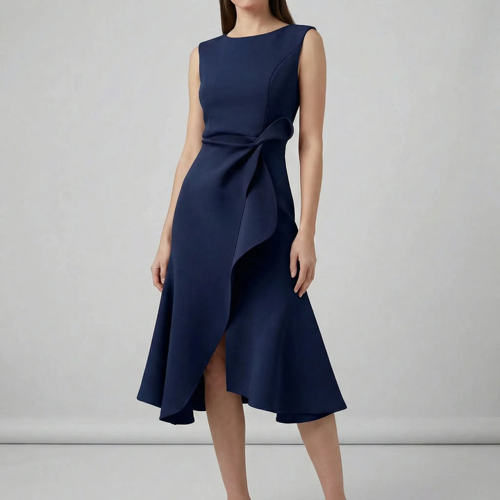 Rosa figursydd aftonklänning Zoe, med veckdetaljer för bröllopsgäst eller cocktailparty. En elegant damklänning.