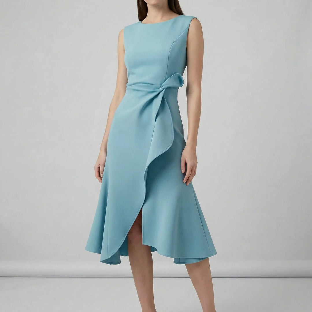Grön ärmlös figursydd klänning Zoe med eleganta veck. En vacker midiklänning för formella tillfällen.