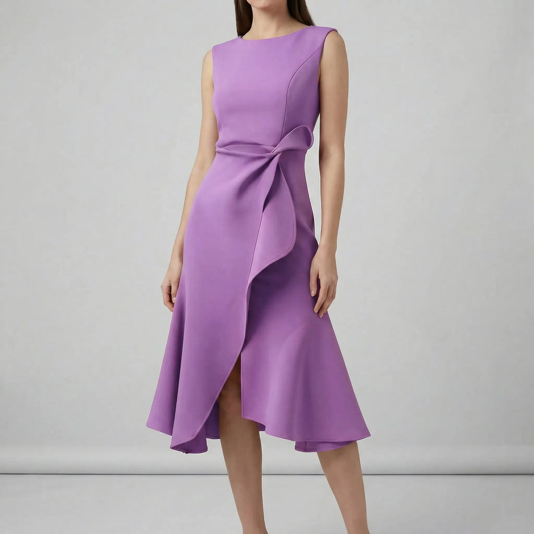 Sofistikerad aftonklänning Zoe, figursydd med eleganta veck och ärmlös design. Perfekt för kvällsklädsel.