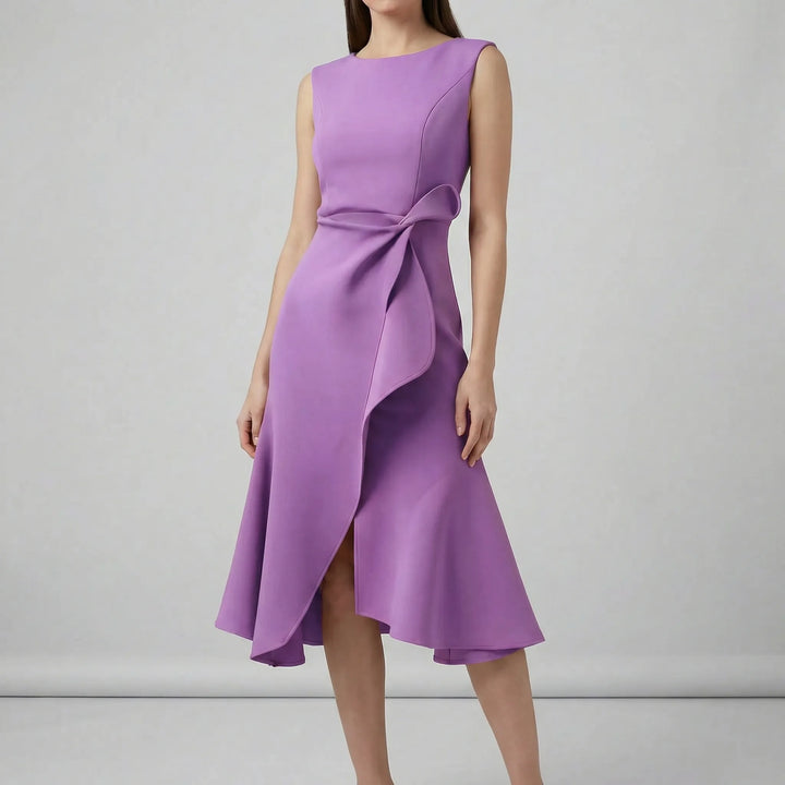 Sofistikerad aftonklänning Zoe, figursydd med eleganta veck och ärmlös design. Perfekt för kvällsklädsel.
