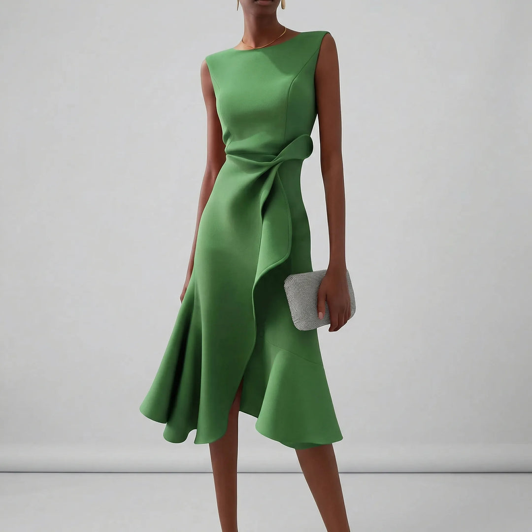 Damklänning Zoe med figursydd design och veck. En tidlös, elegant festklänning för bröllop och speciella event.