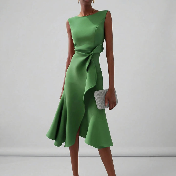 Damklänning Zoe med figursydd design och veck. En tidlös, elegant festklänning för bröllop och speciella event.