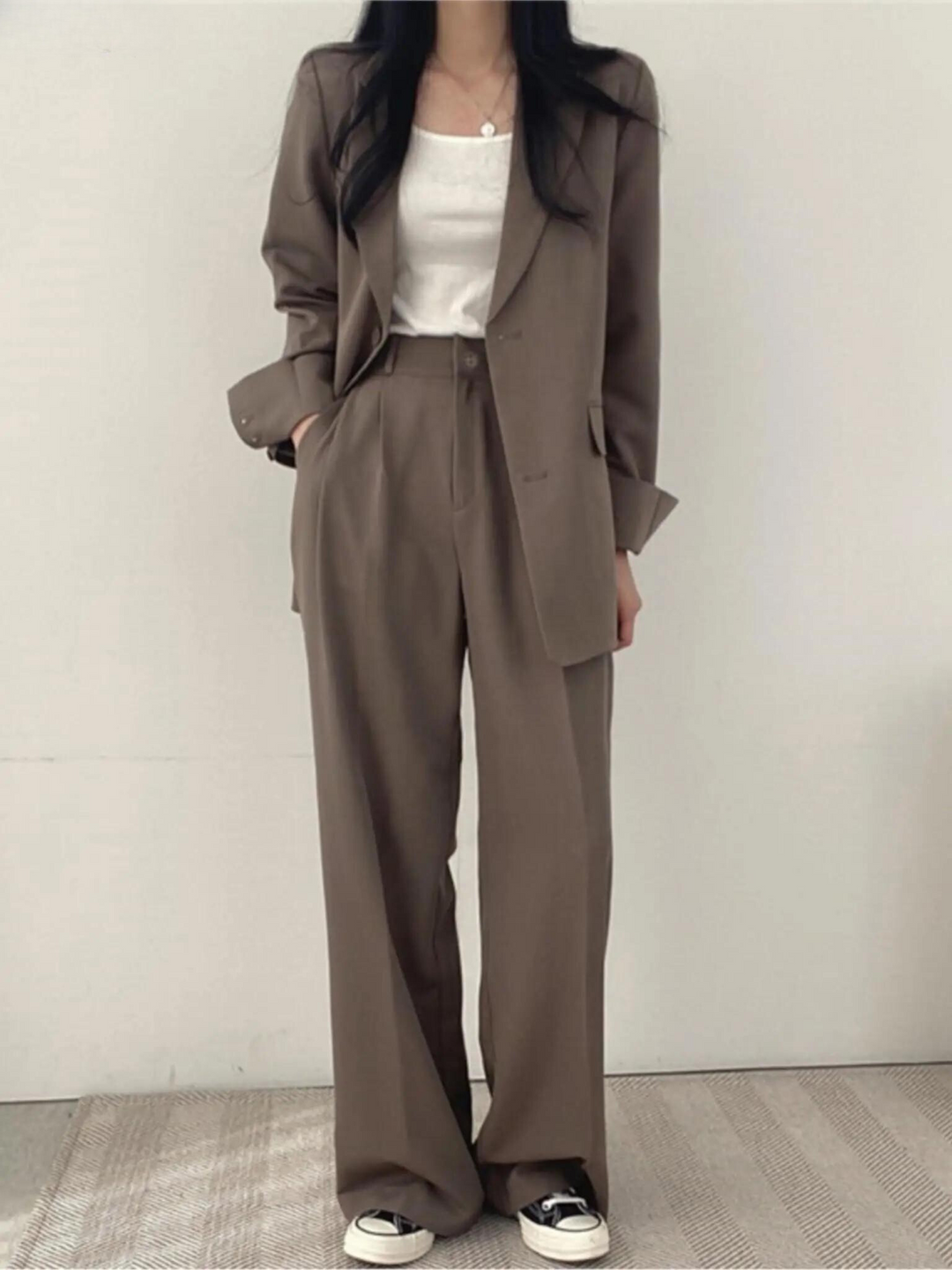 Svart elegant byxkostym Zoe för kvinnor, perfekt kontorskläder och festlig outfit.