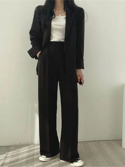 Khaki figursydd byxkostym Zoe, elegant affärs- och festkläder för den moderna kvinnan.