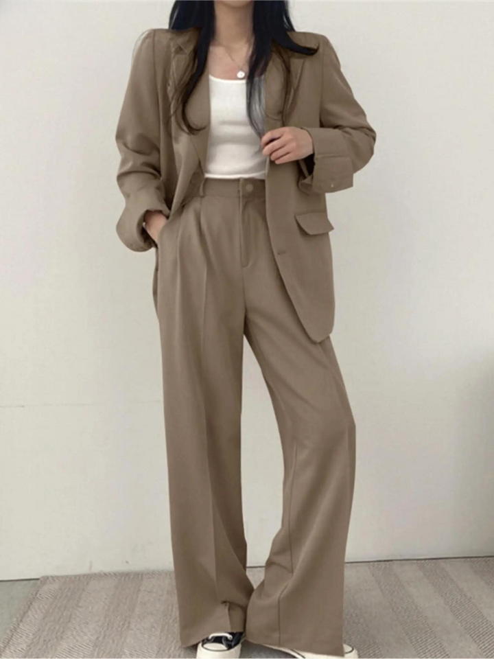 Beige kvinnlig byxkostym Zoe, skräddarsydd för en professionell och modern affärslook.